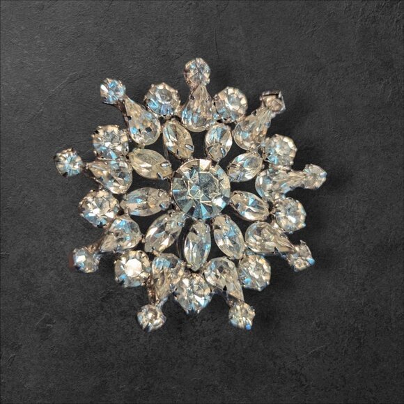Vintage Silver-Tone Rhinestone Snowflake Brooch Pin Elegant  Statement Jewelry - Picture 1 of 6
